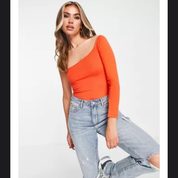 ASOS Design One Sleeve Off-Shoulder Bodysuit - Picture 2 of 2